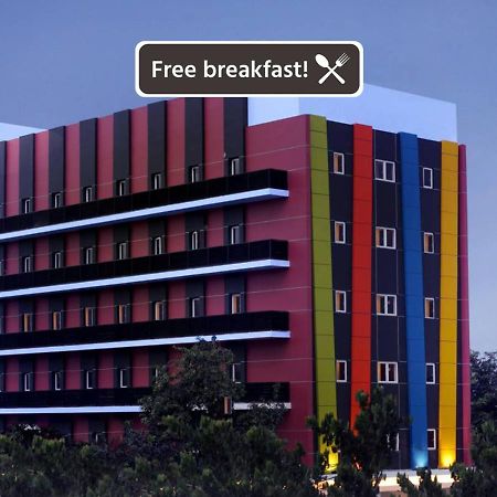 Amaris Hotel Senen Jakarta Exterior photo