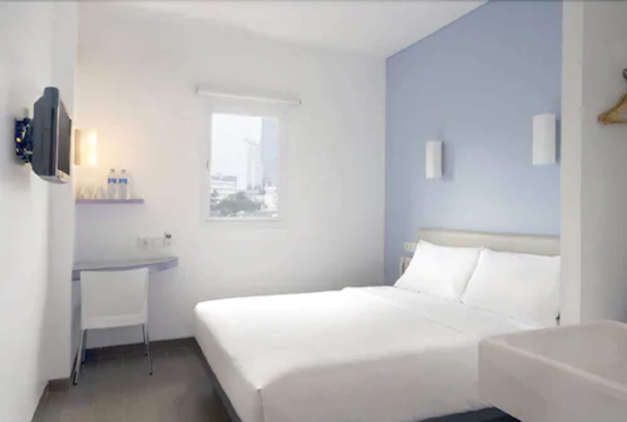 Amaris Hotel Senen Jakarta Room photo