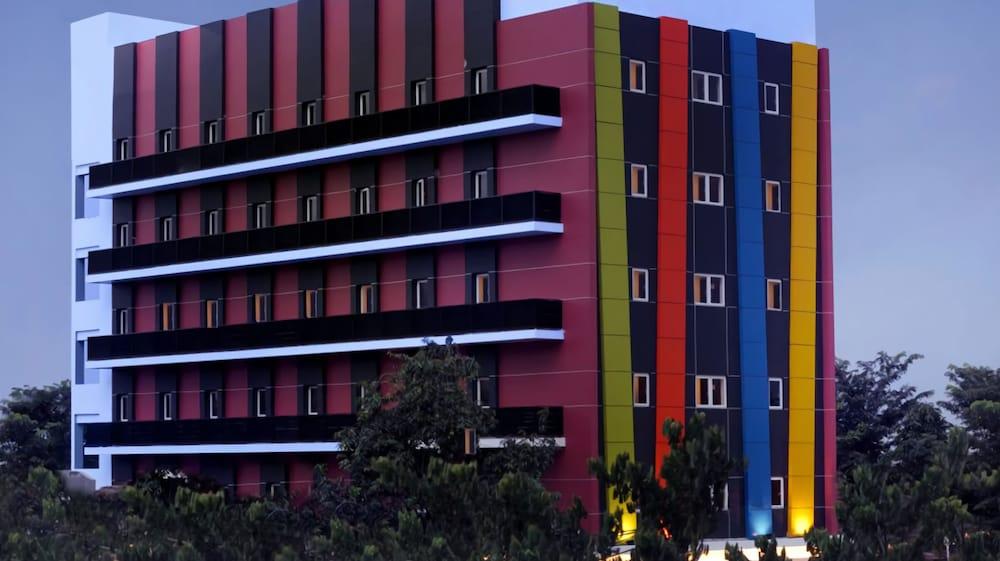 Amaris Hotel Senen Jakarta Exterior photo