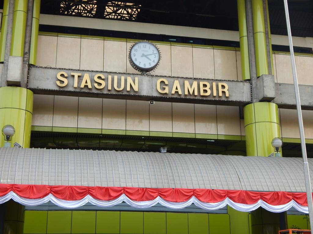 Amaris Hotel Senen Jakarta Exterior photo